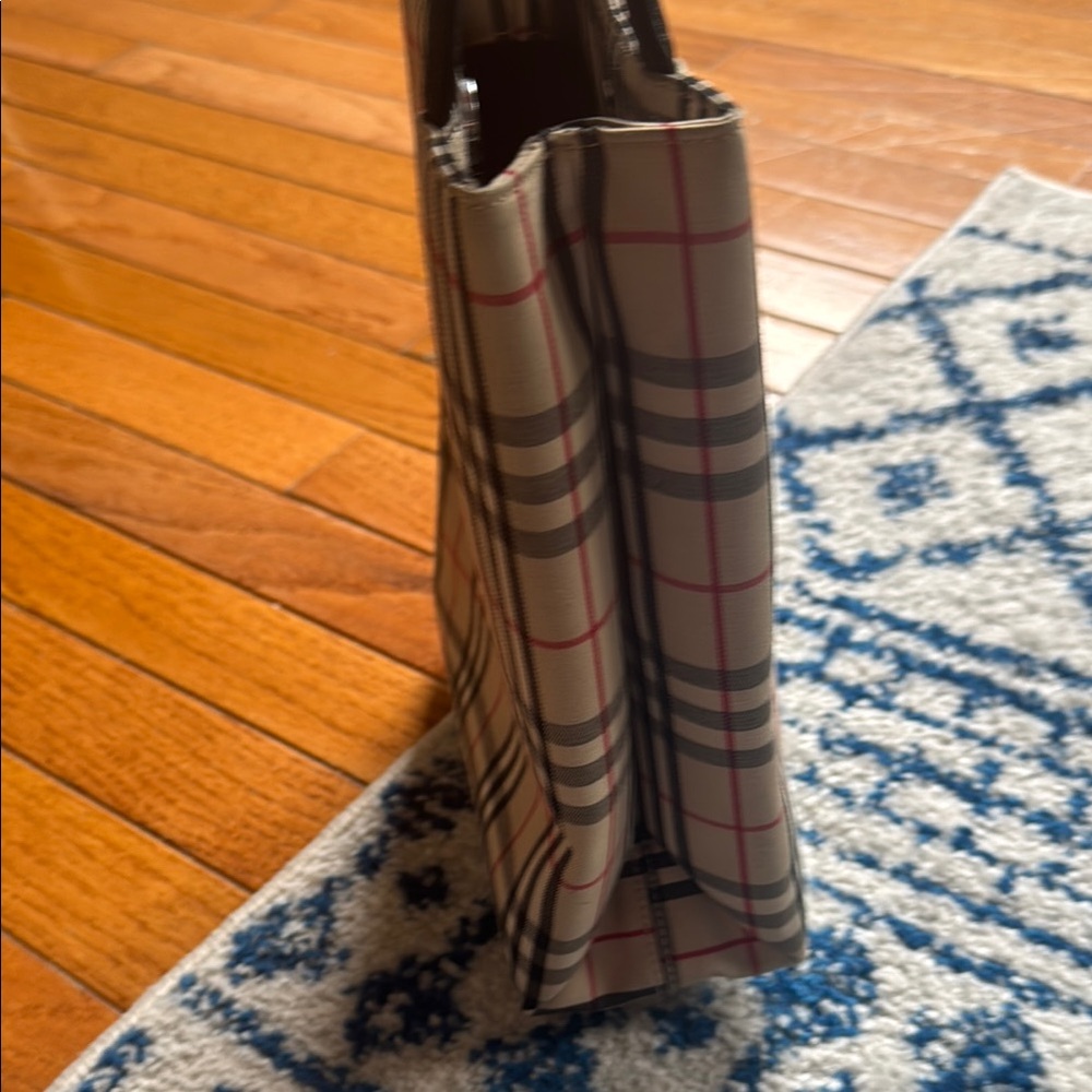 Burberry - Picture 14 of 14